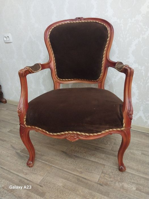 Продам 2 кресла и журнальный столик