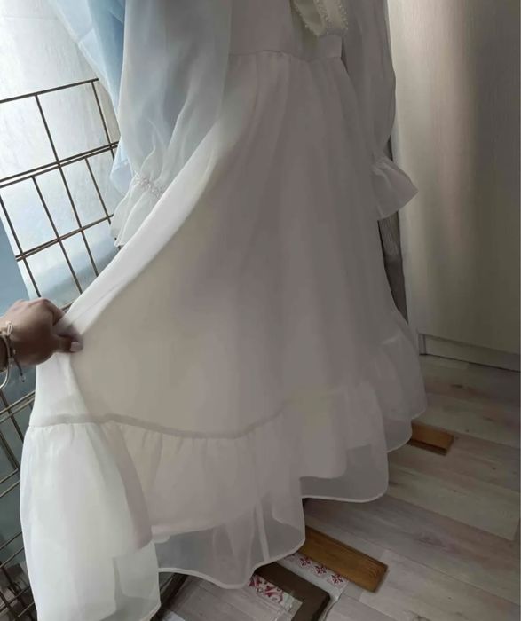 Продам белое платье очень красивое)