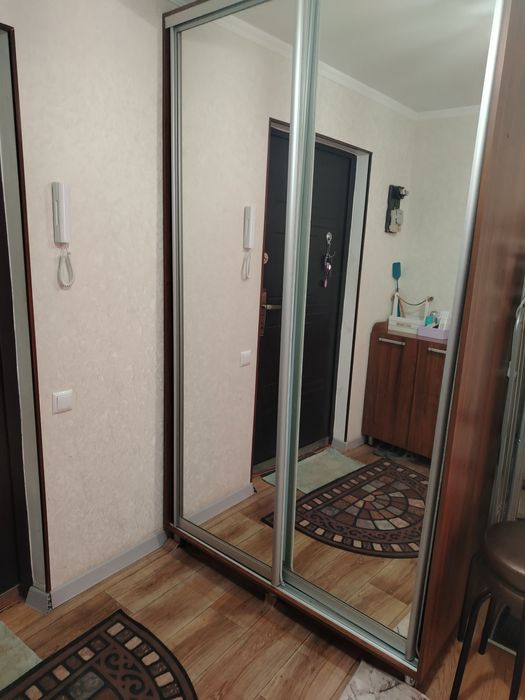 продам шкаф и комод в прихожей