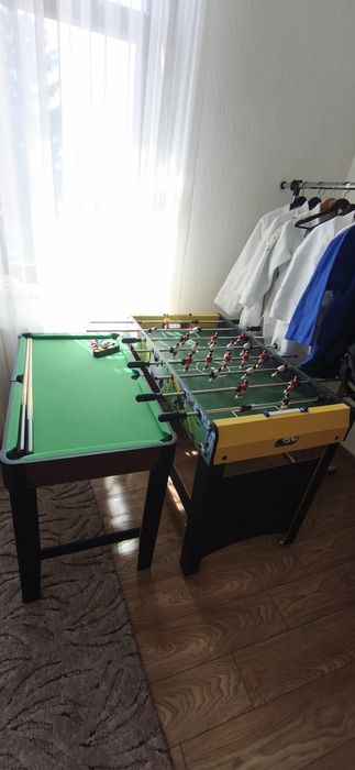 Masa de biliard și masa de fotbal