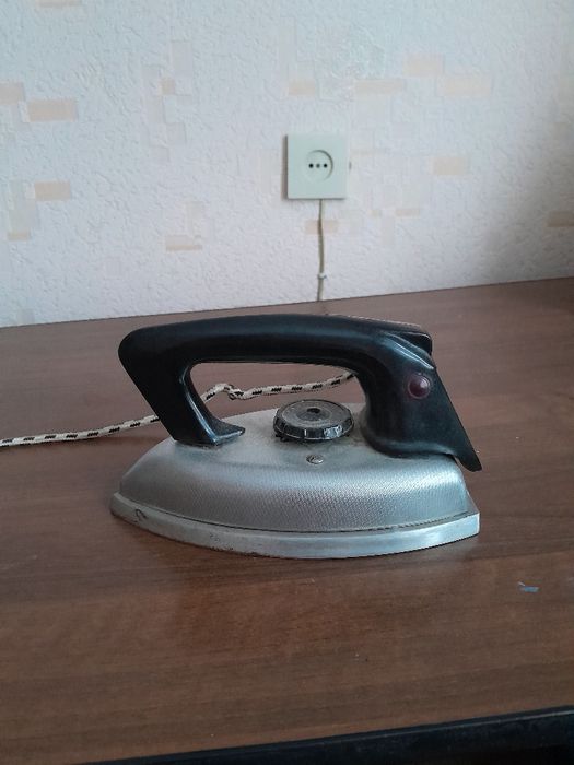 Продам  утюг  эленберг и утюг советского производства
