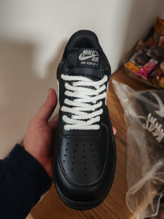 Adidasi noi de vanzare