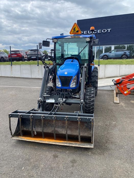 New Holland Boomer 3045 – cabină, încărcător frontal MX, 2 cupe