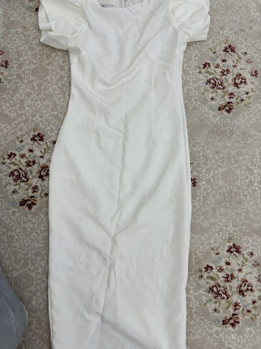 Продам белое платье футляр