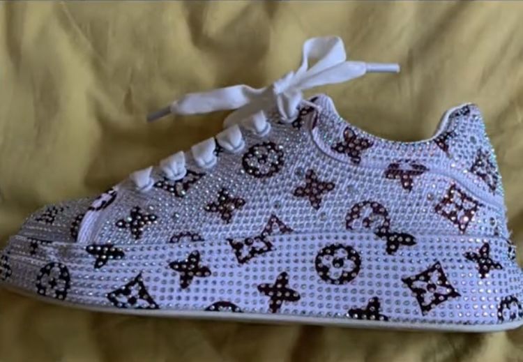 Кроссовки женские