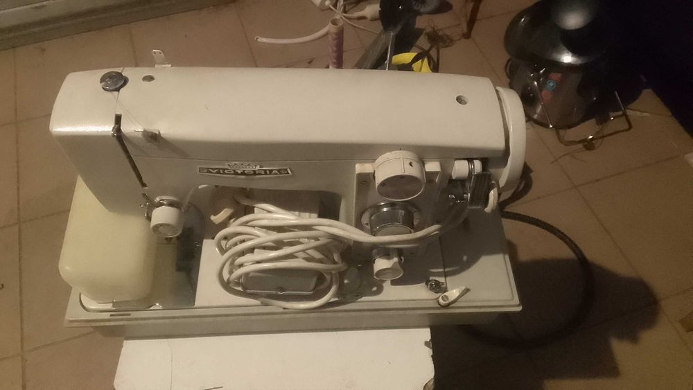 Masina de cusut Victoria