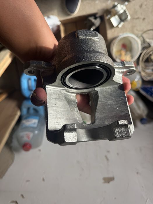 Это тормозной суппорт (корпус тормозного суппорта).