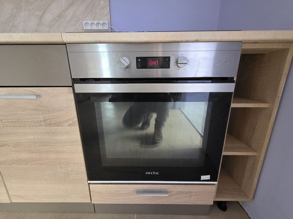 Кухня с вградена печка с фурна