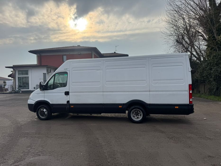 Iveco Daily 35C18 Dubă anul 2010 Italia