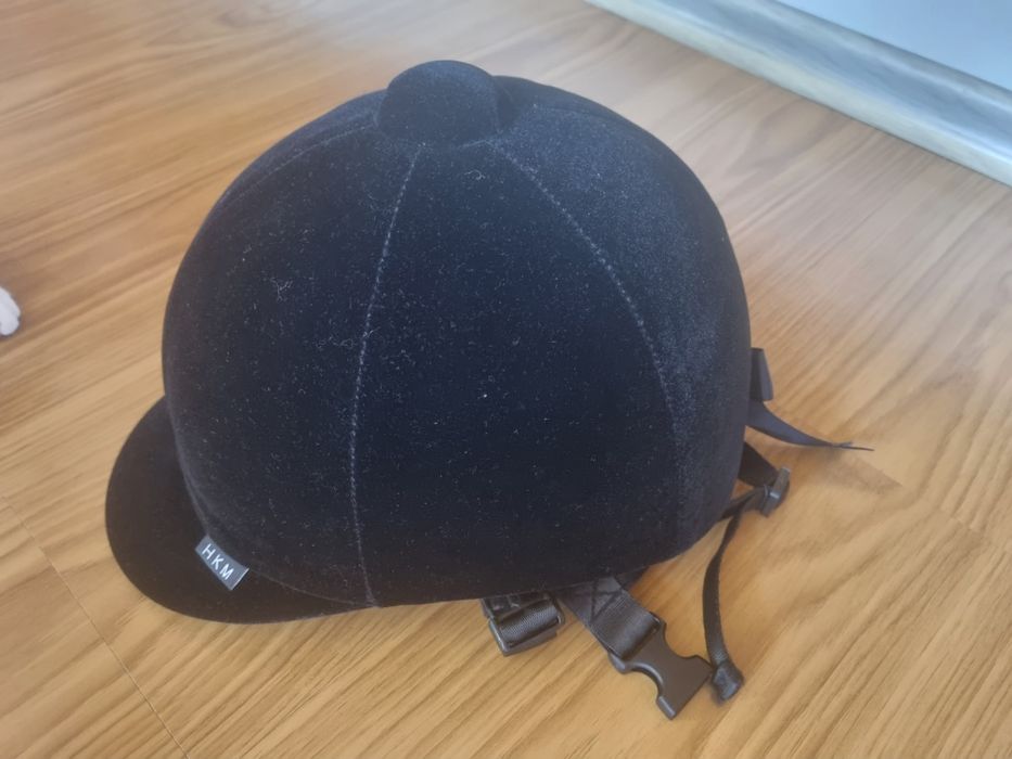 Vestă și tocă pentru călărie.