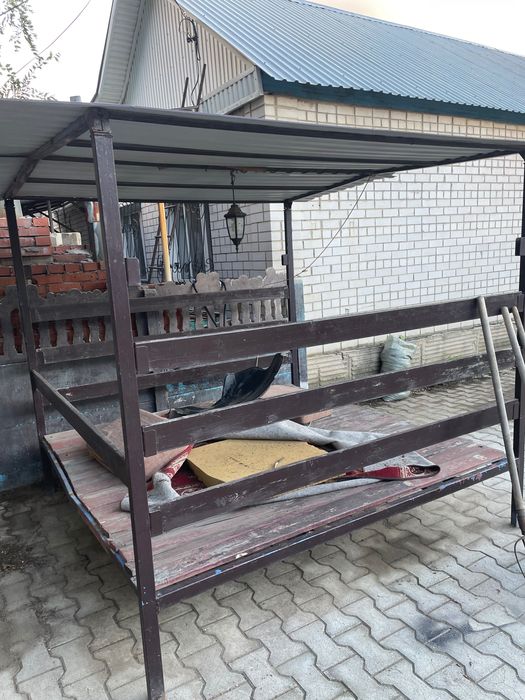 Продам топчан во двор