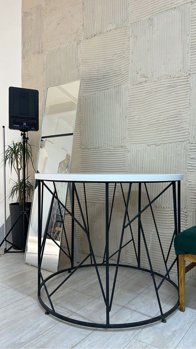 Белый стол с металлическими ножками