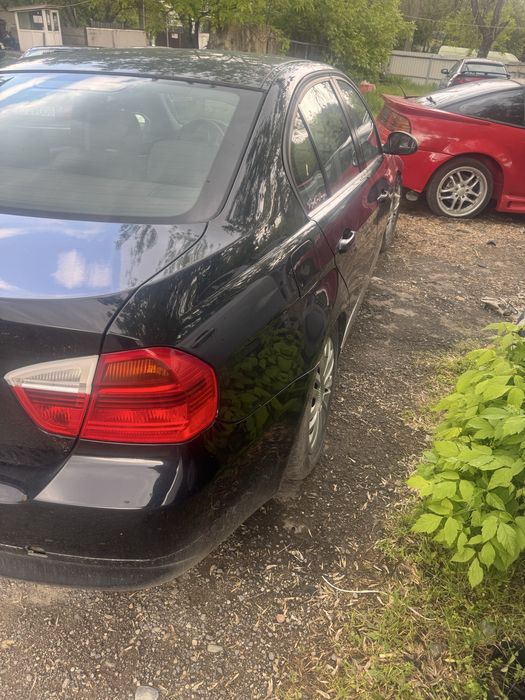 Dezmembrez BMW E90 318i 2006