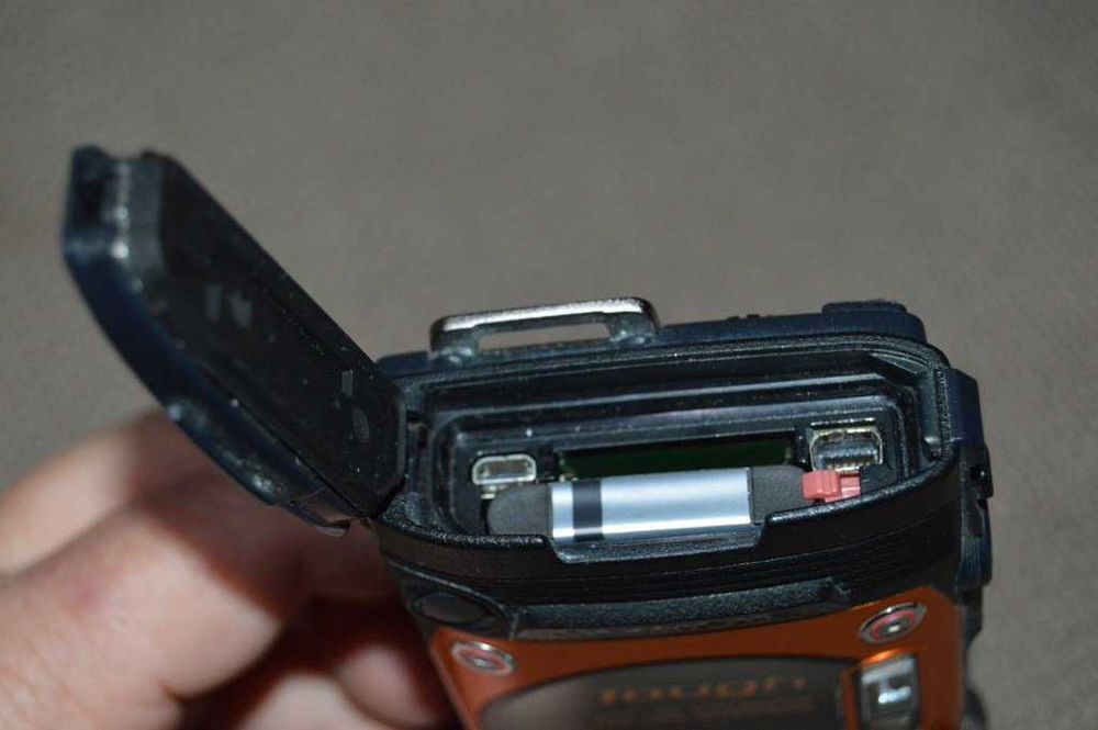 Foto Subacvatic Olympus Tough TG-860 – Rezistent la Șocuri și Apă 15m, Ecran Rabatabil, Wi-Fi, Defect