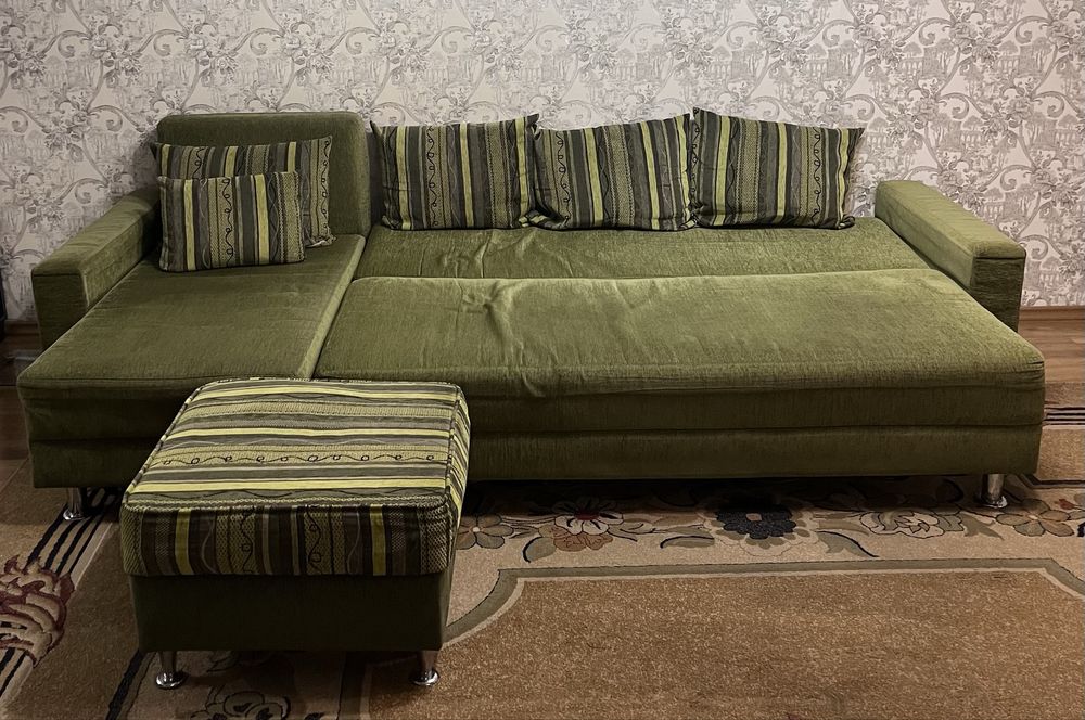 Диван угловой, пуфик