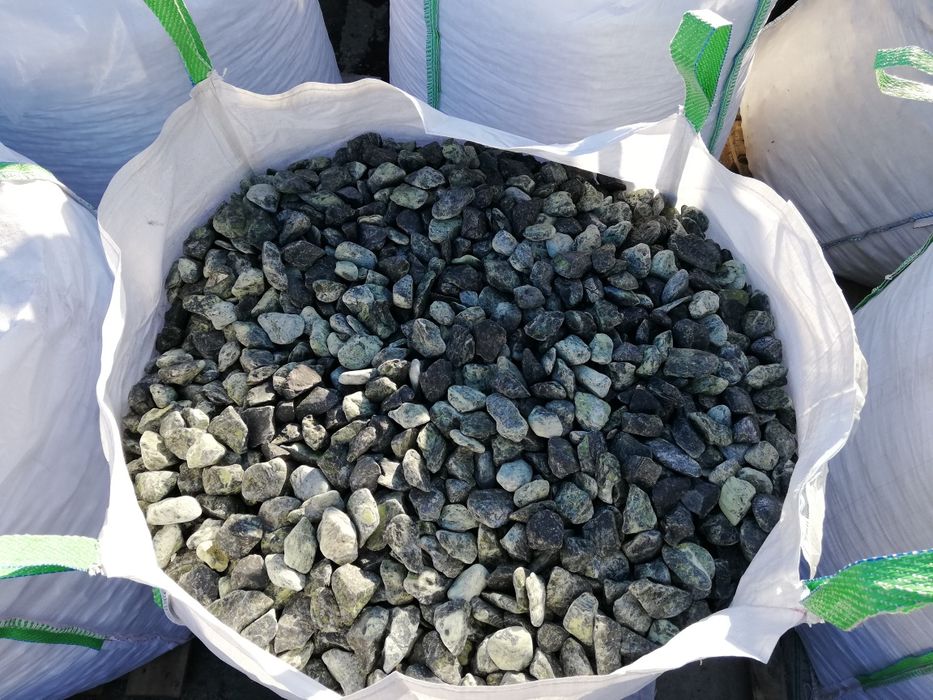 Piatra decorativa, petricele rotungite, granit amenajare curte casă