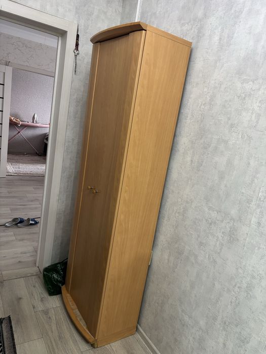 Деревянный шкаф