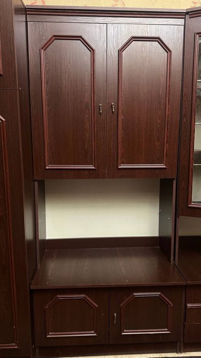 Деревянный шкаф