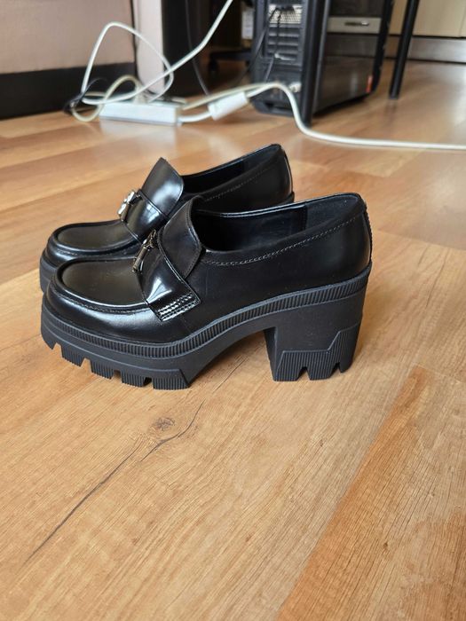 Кожени обувки с дебел ток Calvin Klein Jeans CHUNKY HEELED LOAFER MG MTR в черно