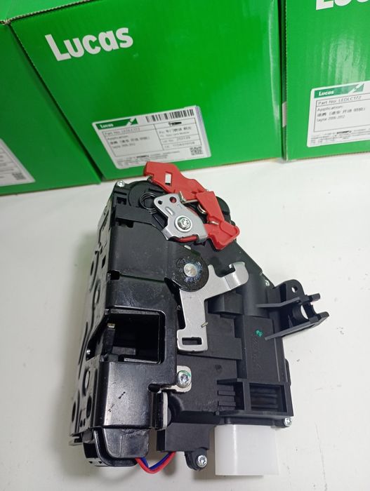 Замок двери передней левой