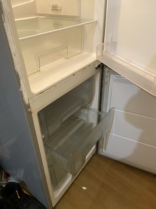 Vand frigider stare foarte buna ( garantie ramasa ) doua luni : f