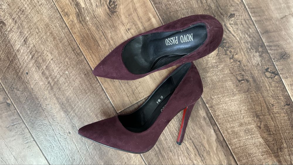 Туфли из замша в бардовом цвете