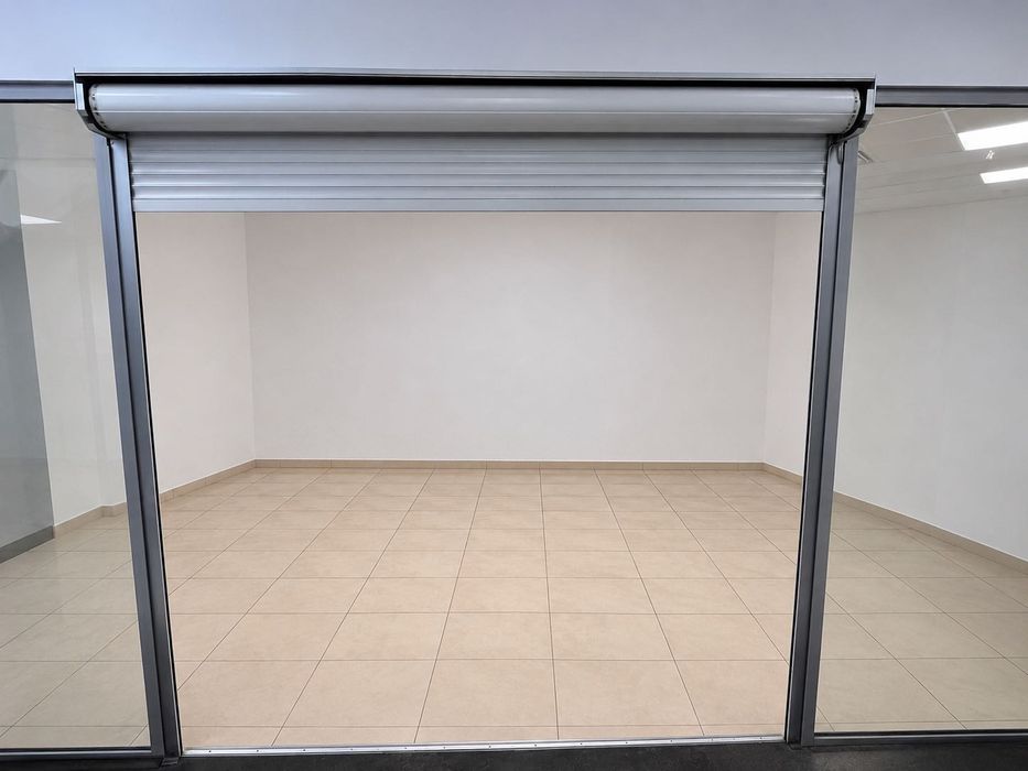 Fațadă magazin sticlă securizată + rulou metalic electric, 7.75m, ideal mall/showroom
