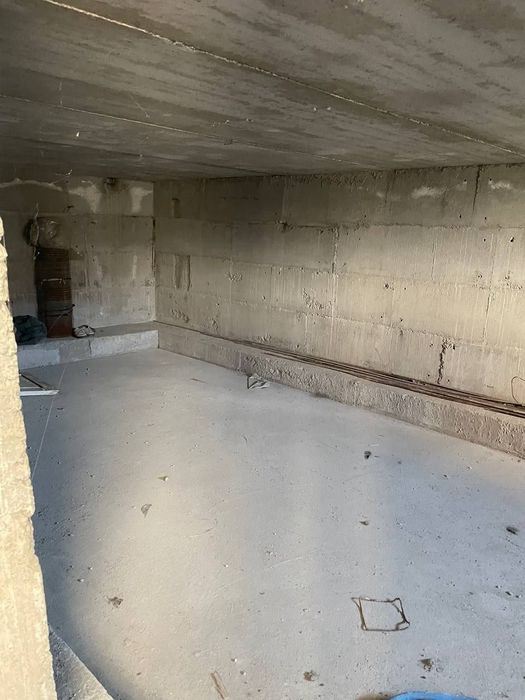 Фаробий бозор оркасида битмаган участка сотилади