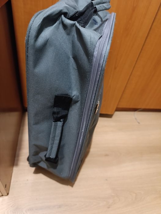 Vând geantă cu roți