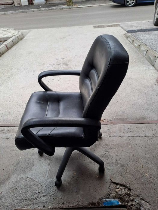 Продавам кожен въртящ се фотьойл