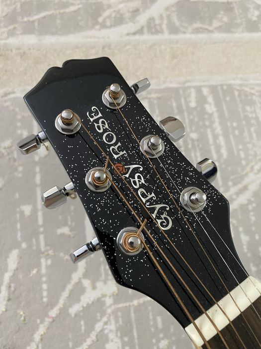 Продам гитару б/у дарили на др