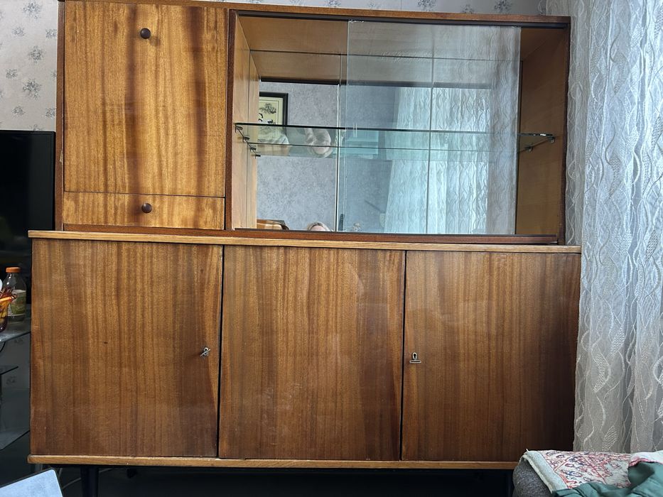 Продам сервант с витриной