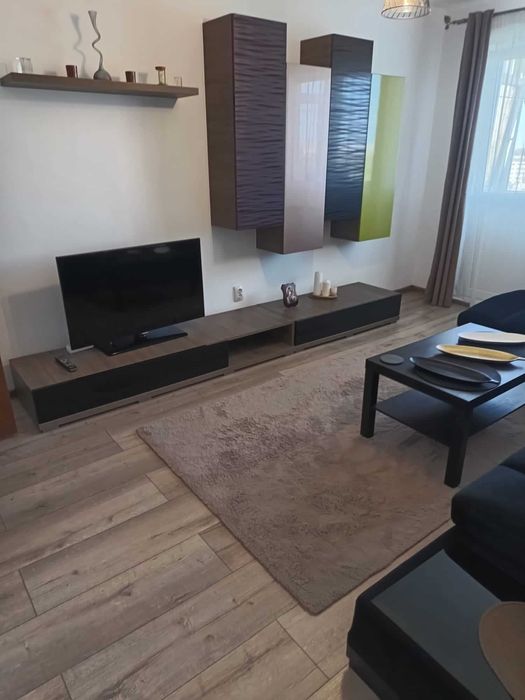 Închiriez apartament cu 2 camere