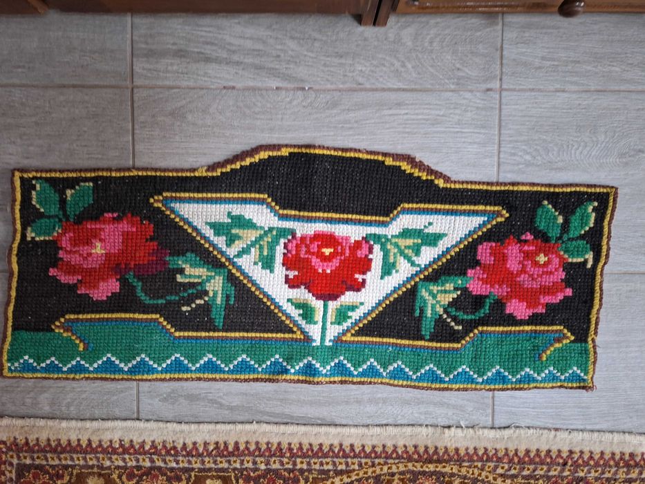 Tapiserie veche, cusută manual, cu motive florale stilizat 100x40cm