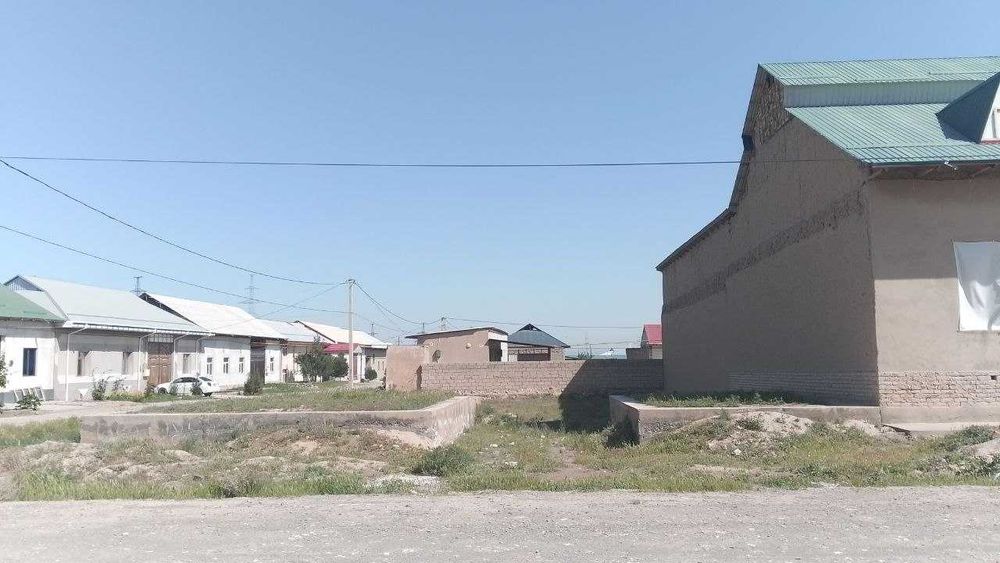 “Farxod savxozda hovli sotiladi.”