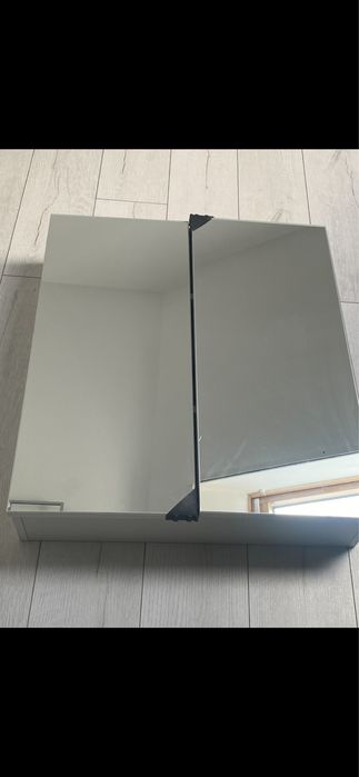 Dulap baie cu oglindă și lampă LED, soft-close, stare ca nouă – 650 lei