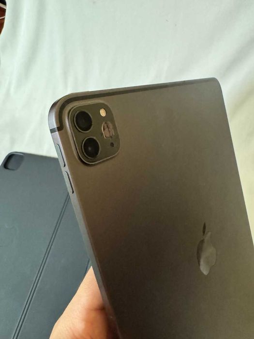 iPad Pro 11" 256GB + Magic Keyboard + Apple Pencil + SIM karta