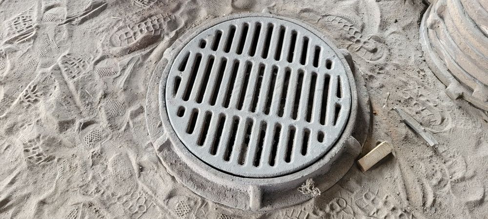 Канализационные чугунные люки, дождеприёмные решетки и пр.