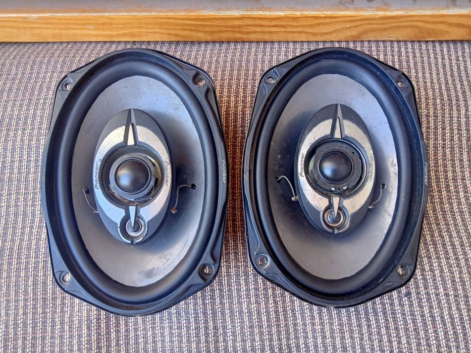 Продам калонки Pioneer original в хорошем состоянии.
