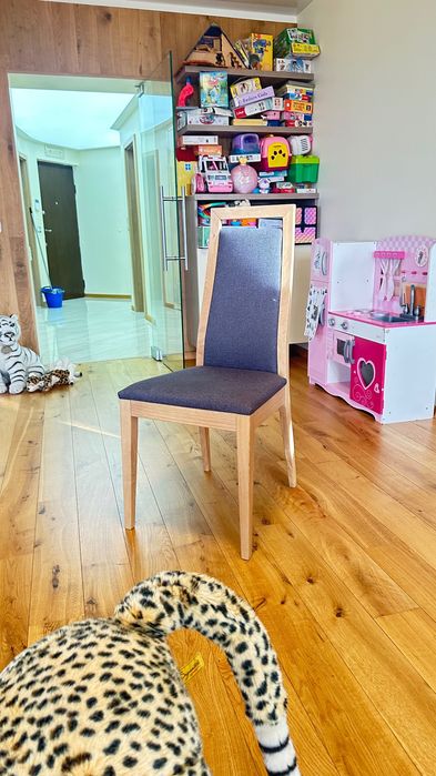 Трапезни столове от масивно дърво