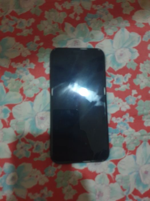 Iphone xr sotiladi srochni oladiganlar bólsa telfon qilinlar aybi yòq