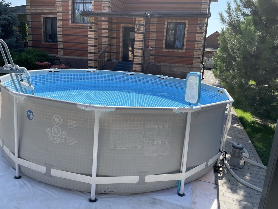 Каркасный бассейн с лестницой продам