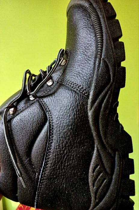 Спецботинки с железной вставкой.