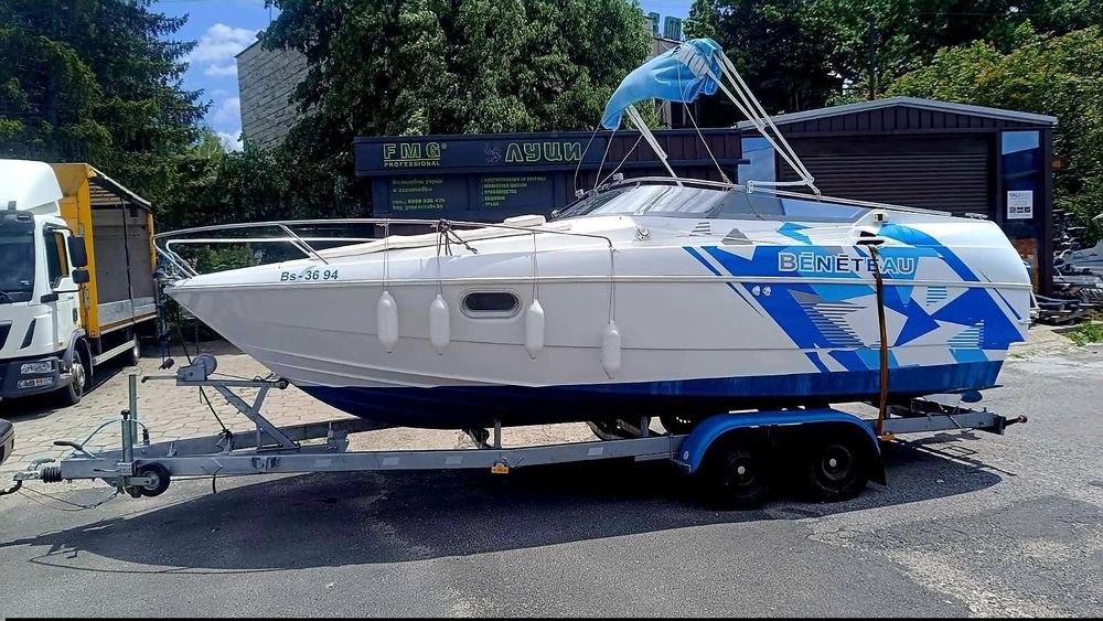 Моторна лодка Beneteau