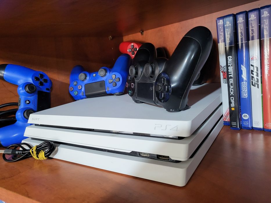 PlayStation 4 PRO с 5 джойстика + 20игри
