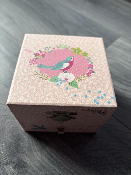 Кутия с музика.