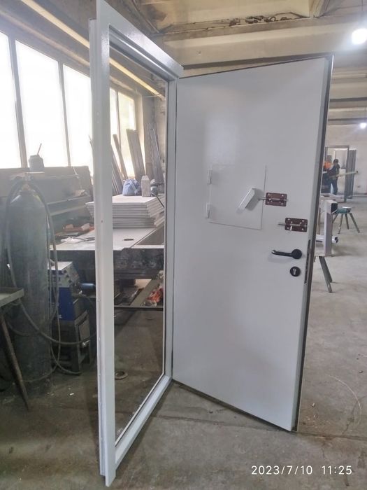 Двери в кассу, ломбард