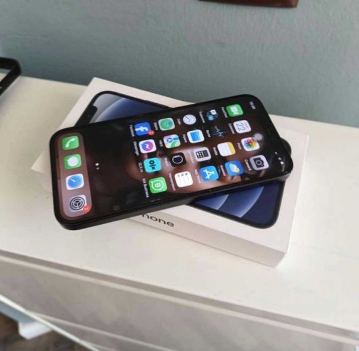 iPhone 12 negru la cutie
