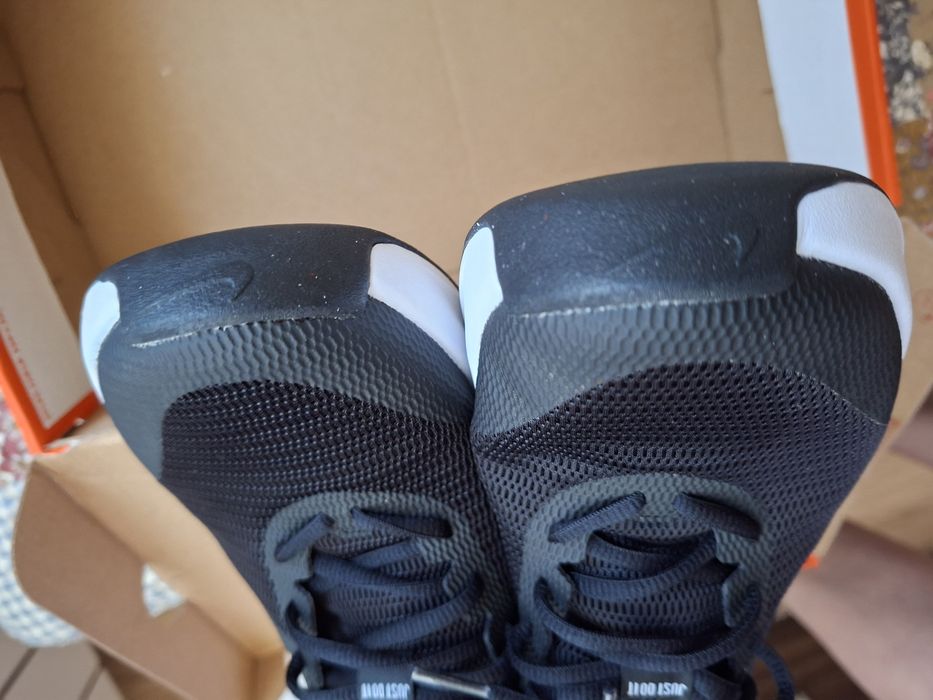 Оригинални маратонки на Nike.