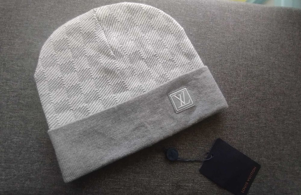 Това шапка Louis vuitton сива.Цена - 22.99евро.